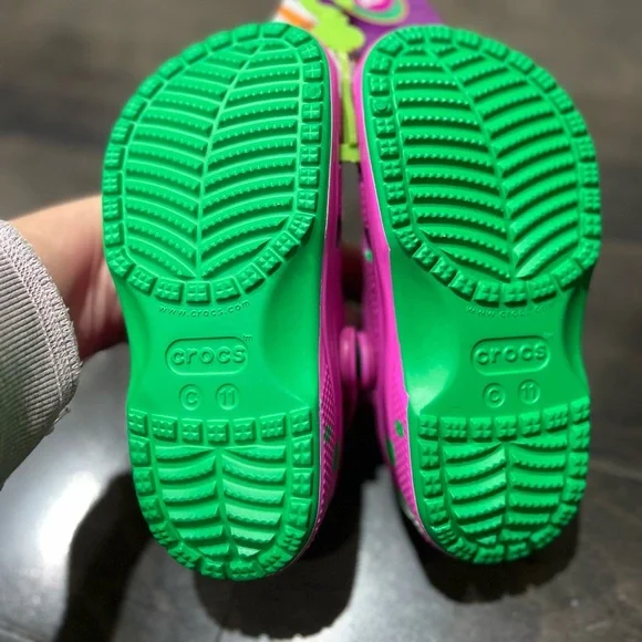 New CROCS c11 Barney “I Love You, You Love Me” Limited Edition Classic Clogs - Picture 8 of 8